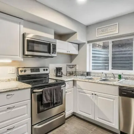 2 Bedroom* Minutes From Downtown *Firepit